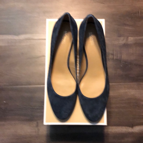 Michael Kors suede pump. - Picture 1 of 6